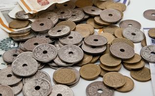 Danske pengeseder og mønter på et bord