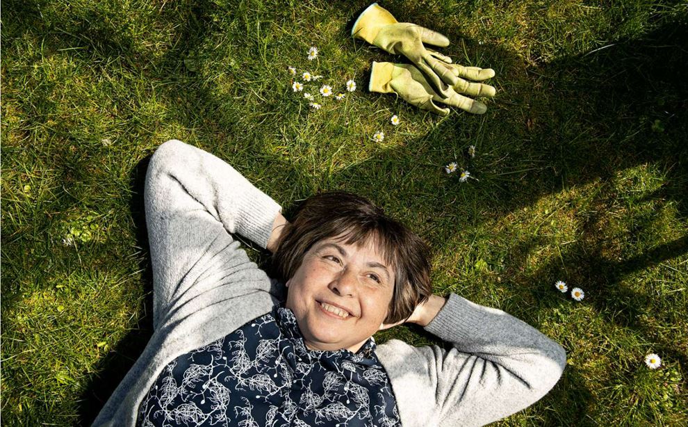Kvinde ligger på græsplæne og hviler sig