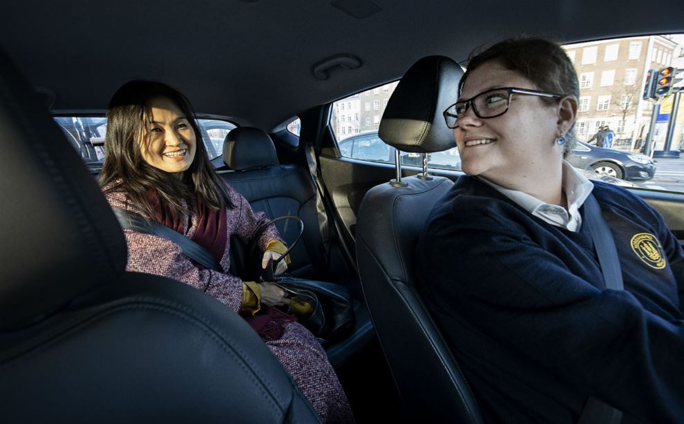 Socialborgmester Mia Nygaard med sin chauffør Line tenby