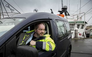 Havnebetjent patruljerer i Hvide Sande