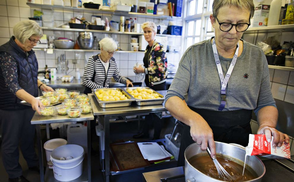 Køkkenleder Jette Albæk laver mad i varmestue i Holstebro