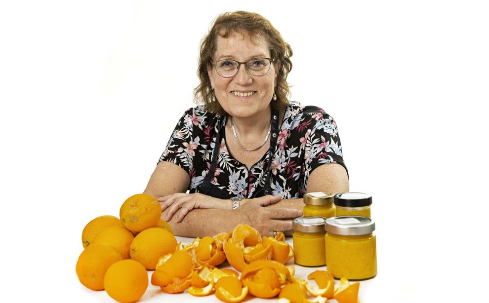 Køkkenleder Yvonne Herold med appelsiner