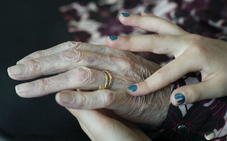 en ældre dames hånd sammen med et barns hånd