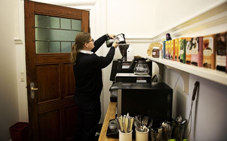 Borgmesterchauffør Line Tenby laver kaffe