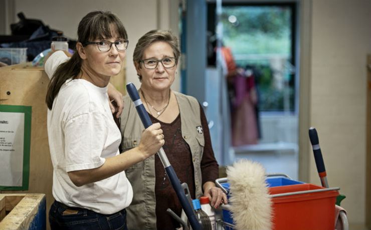 Rengøringsassistenerne Susanne Høier og datter Helle Høier Hjelmgaard på job