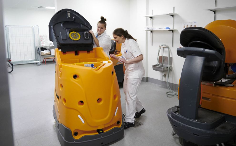 Rengøringsrobot og ansatte på Odense Universitetshospital