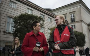 PGU Steffen sammen med SF-formand Pia Olsen Dyhr ude foran Christiansborg til folketingets åbning. 