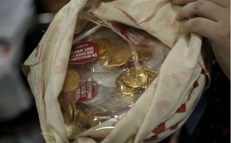 Chokoladeguldmønter med FOA Ungdoms slogan på. 