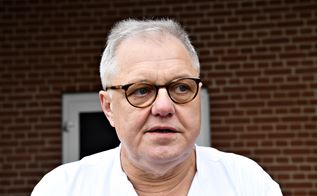 Midaldrende mand med briller iført hvid t-shirt