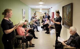 ældre mennesker på plejehjem synger sange foto tor birk trads