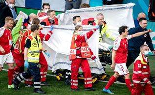 Paramedicinere, læger fodboldspiller fører Christian Eriksen ud af banen