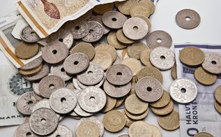 Danske mønter og sedler spredt ud på bord