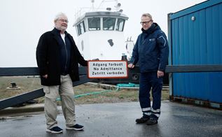 To mænd står foran en færge