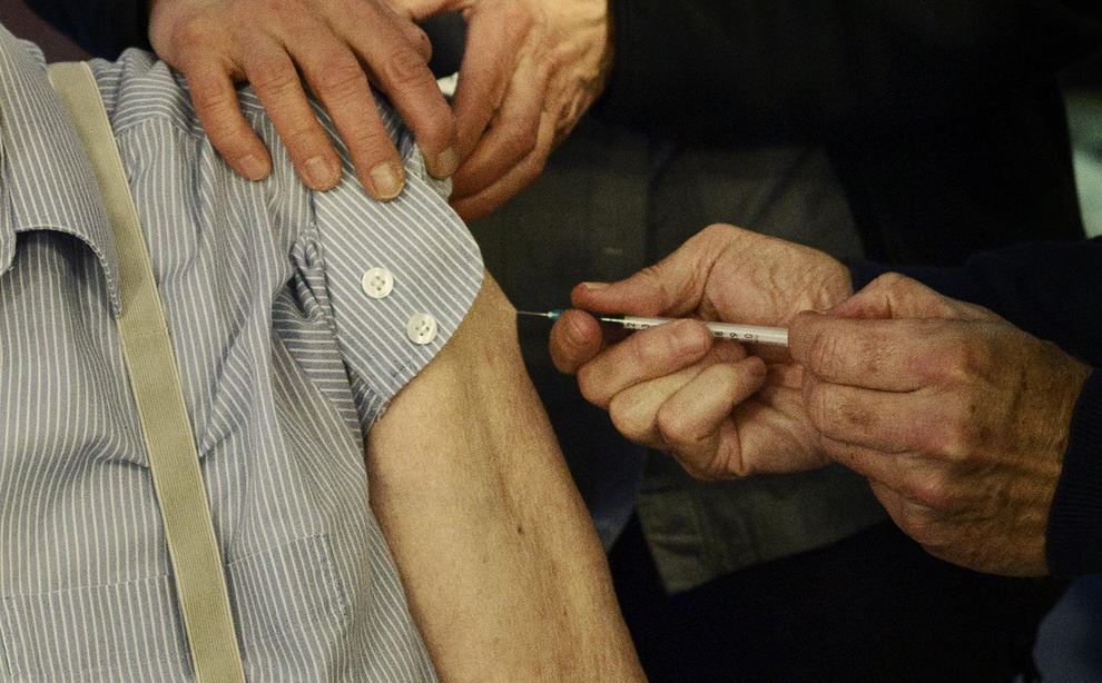 ældre mand bliver vaccineret på plejehjem foto tobias stidsen