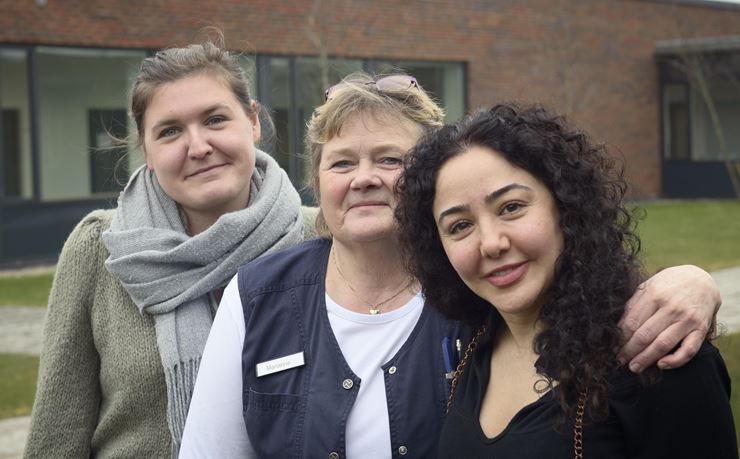 tre social- og sundhedsmedarbejdere foran plejecenter foto tobias stidsen