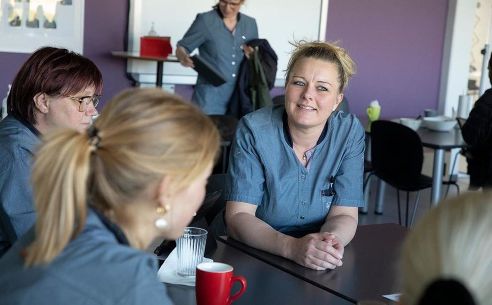 Tre social- og sundhedsassistenter sidder ved et bord foto: Heidi Lundsgaard
