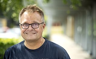 Glad mand med briller foto: Lars Bacher