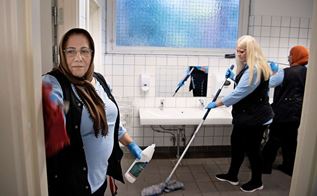 Tre kvinder gør rent