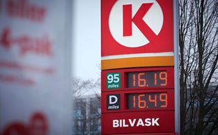 Benzin prisskilt med høje benzin priser
