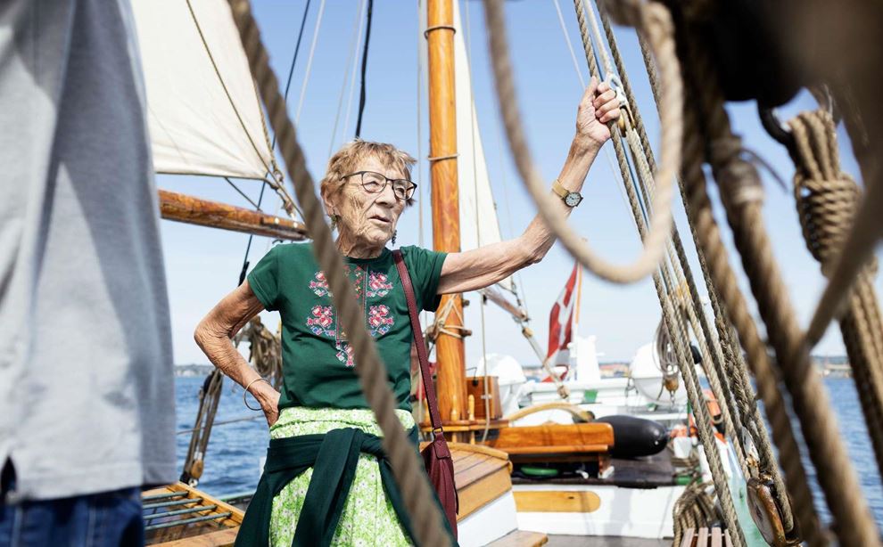 En af de demente borgere, Anna Lise Thomsen, nyder at være tilbage på havet.