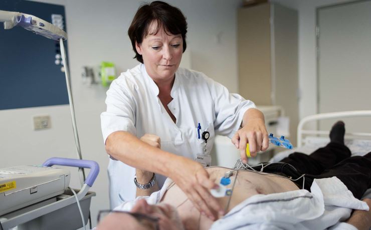 Heidi Glud Jensen er på hjerte-afdelingen, hvor hun bl.a. kan lave en monitorering af hjerterytmen