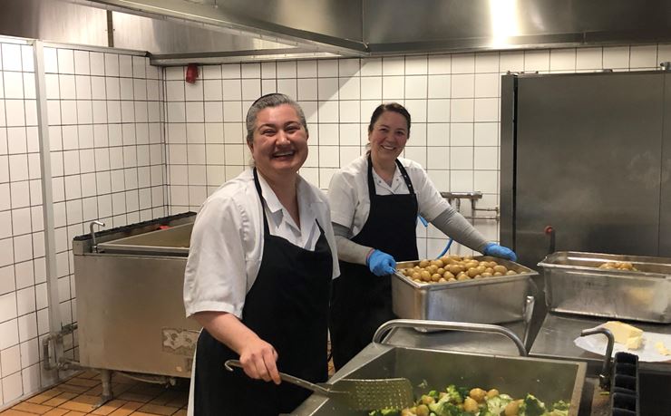 Gulnara Dokujeva (tv.) og Sanela Qablan i køkkenet på Sandholmlejren