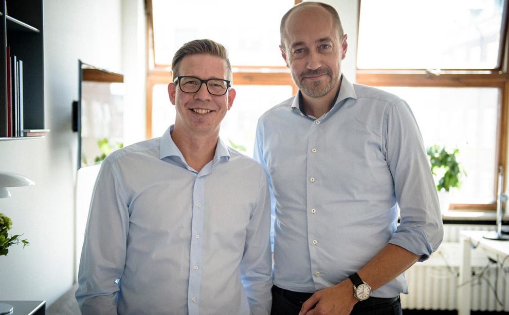 To mænd i lyseblå skjorter foto: Malte Kristensen