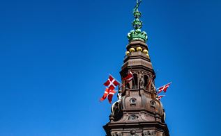 Tårnet på Christiansborg med flag foto: Colourbox