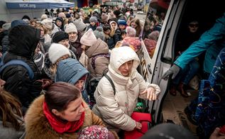 Flygtninge venter på at blive transporteret videre