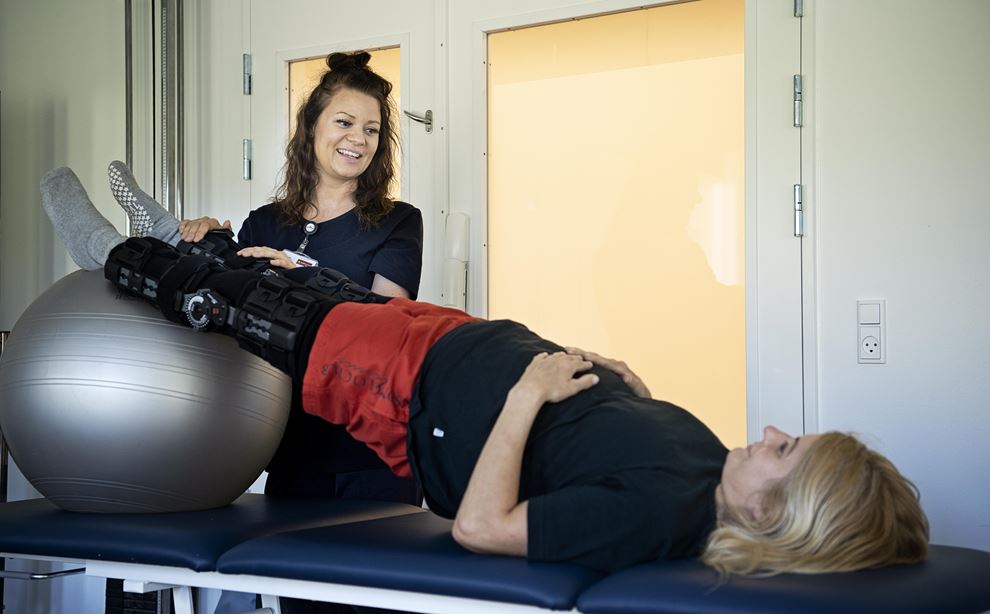 Kvinder ligger på briks med benene på en massagebold foto: Jørgen True