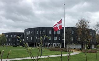 Flaget på halv foran Samsøvej Plejecenter foto: Morten Bruun