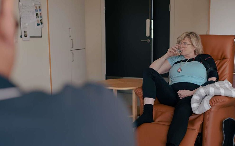 Helle Josefsen fik en hjerneblødning på jobbet som sosu-hjælper i Demensenheden i Viborg Kommune i november 2022. I dag er hun lam i venstre side af kroppen og har fået tilkendt førtidspension efter en hård kamp med jobcentret.