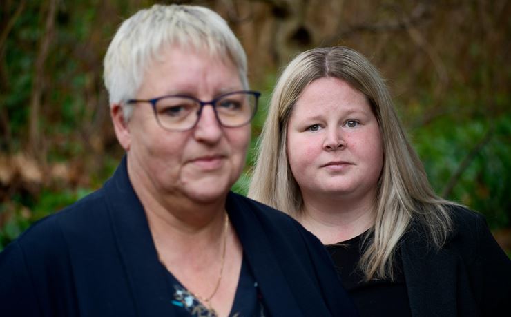Faglig sagsbehandler Anne Blomme FOA Trekanten (tv) og SSA-elev Jasmin Jensen, der blev ramt af vaccineskade og får ti mio i erstatning