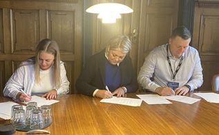 tre personer underskriver et overenskomstforlig. foto: Tanja Nielsen