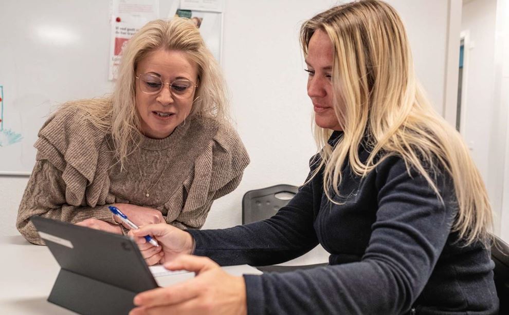 Lene Hansen FTR og Louise planlægger hjemmeplejen i Faxe Kommune sidder sammen om iPad'en