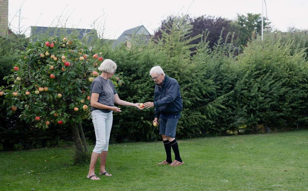 Connie og Tommy i haven ved æbletræet