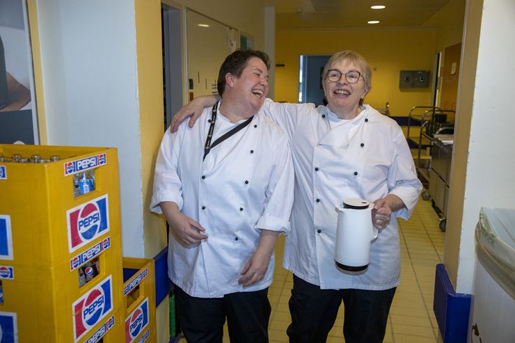 Liv Christensen og Ellen Nielsen arbejder i kantinen på Flyvestationen