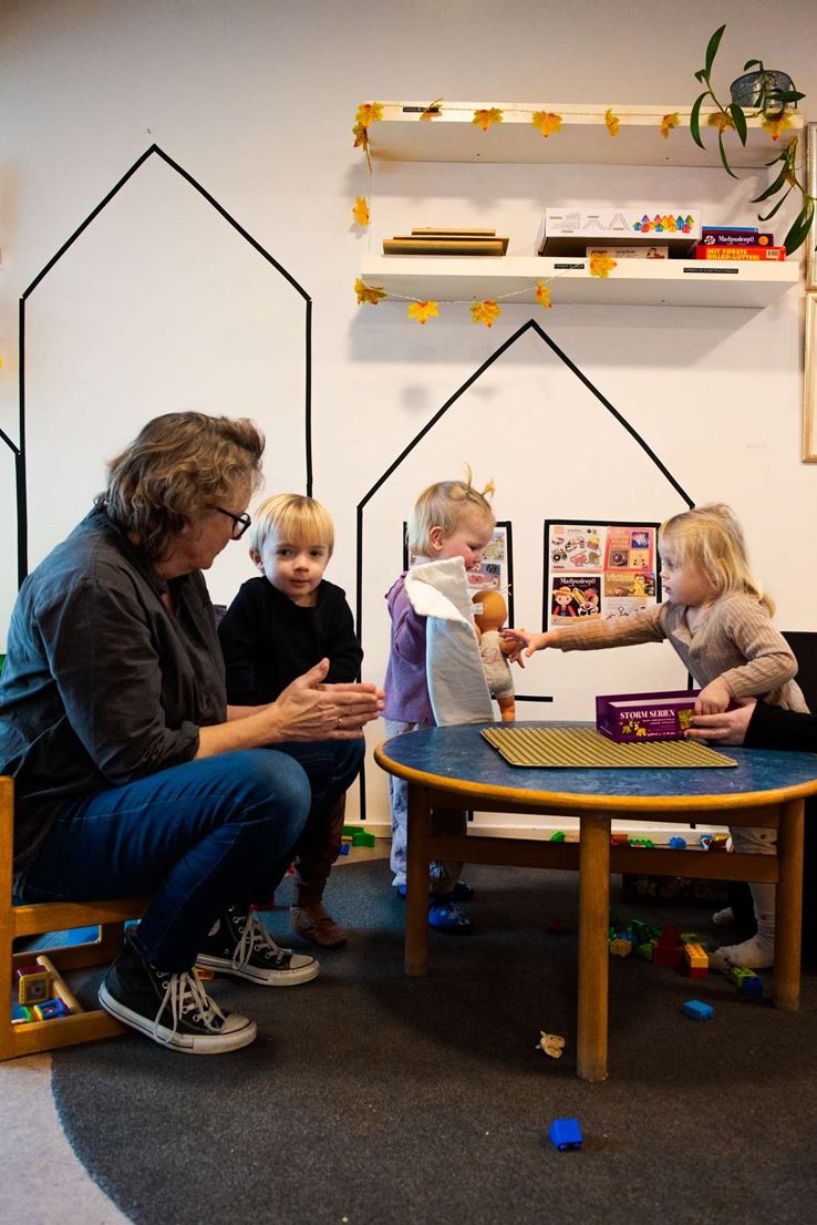 Tine Øregaard sammen med børn