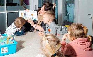 Pædagogisk assistent Michelle Vesterager Brage bruger LæseLeg i sin hverdag med børnene