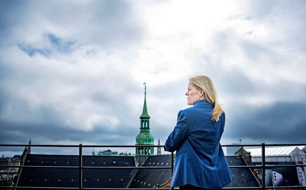 Ældreminister står på altan og kigger ud over København
