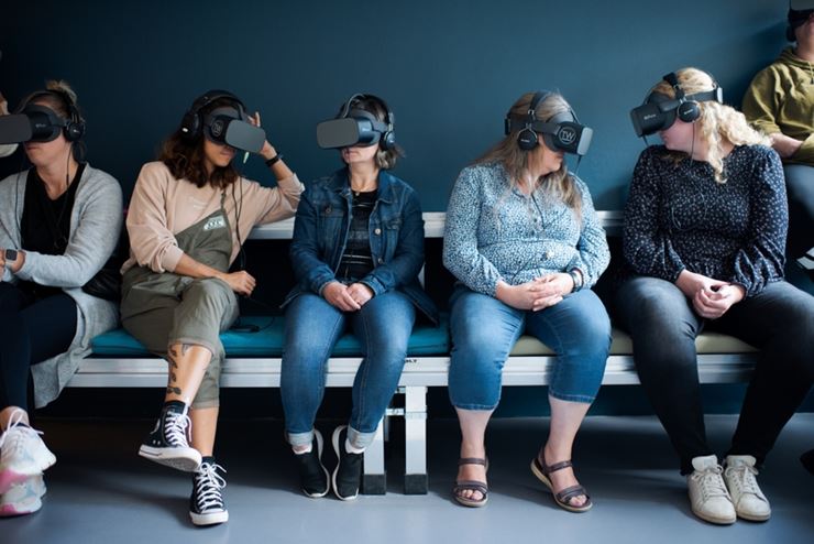Seks elever sidder med VR-briller