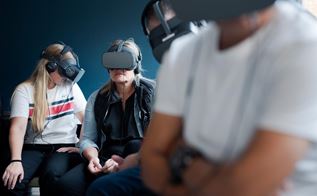 Social- og sundhedsassistentelever sidder med VR-briller på